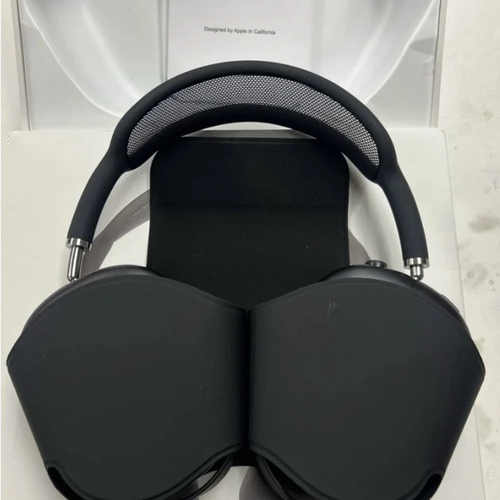 Apple Black VR Headset with Adjustable Straps and Cushioned Padding